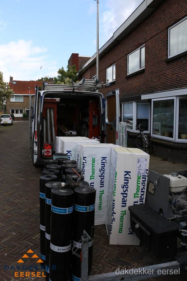 Levering van Kingspan isolatieplaten en bitumenrollen voor dakproject in Eersel