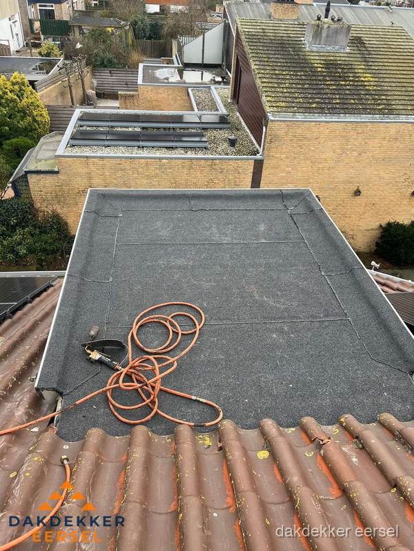 Reparatie aansluiting plat dak en schuin dak in Eersel