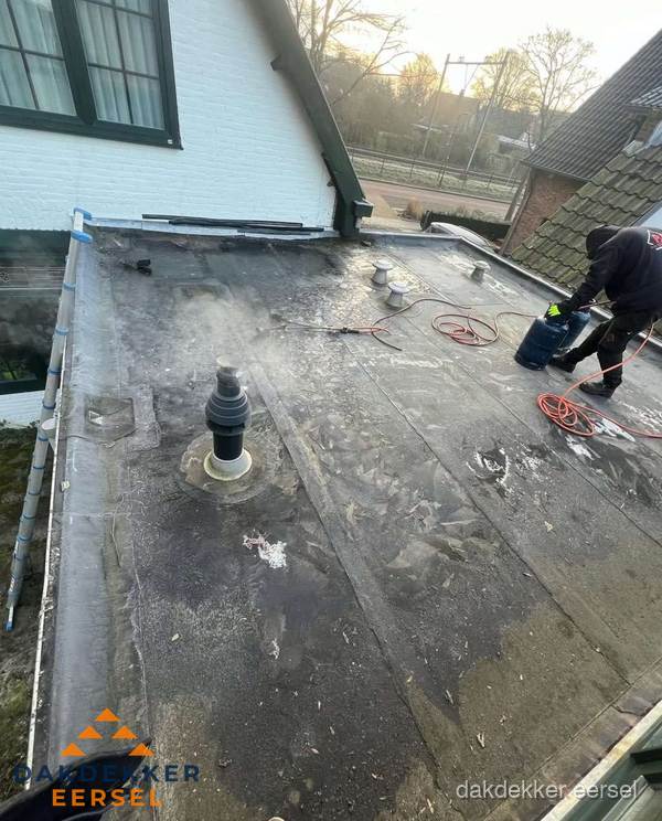 Dakdekker verhelpt daklekkage op plat dak in Eersel