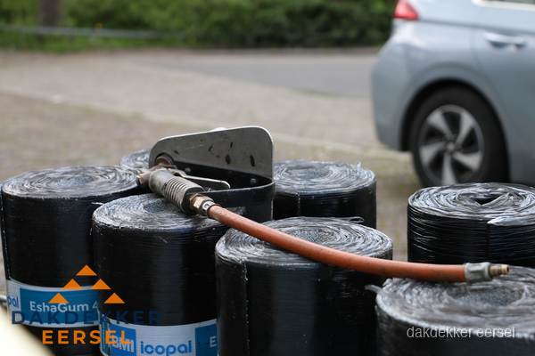 Rollen bitumen dakbedekking EshaGum klaar voor installatie in Eersel