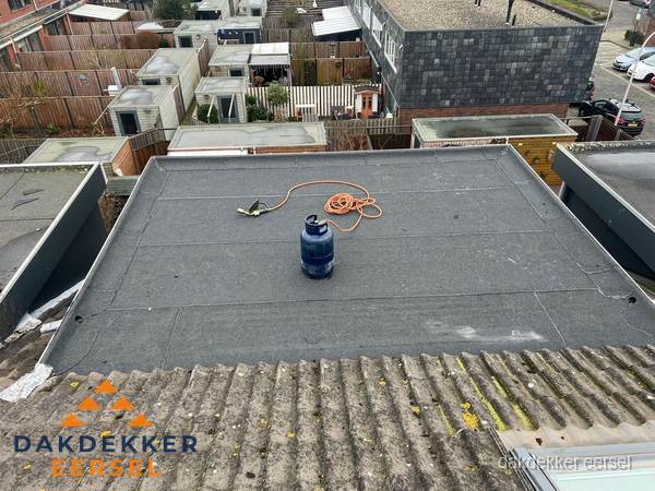 Plat dak met bitumen dakbedekking en brander in Eersel
