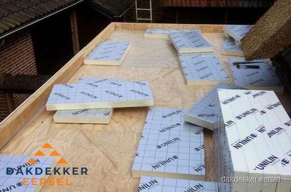 PIR isolatieplaten leggen op plat dak in Eersel
