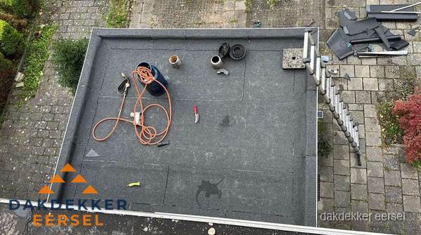 Plat dak met nieuwe bitumen bedekking in Eersel