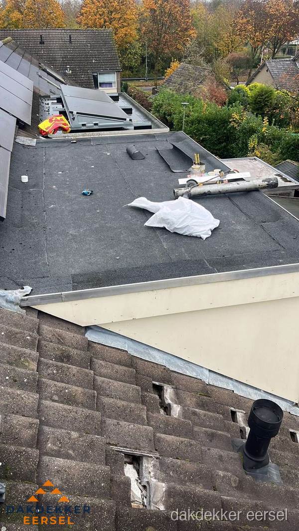 Beschadigde dakbedekking op plat dak voor reparatie in Eersel