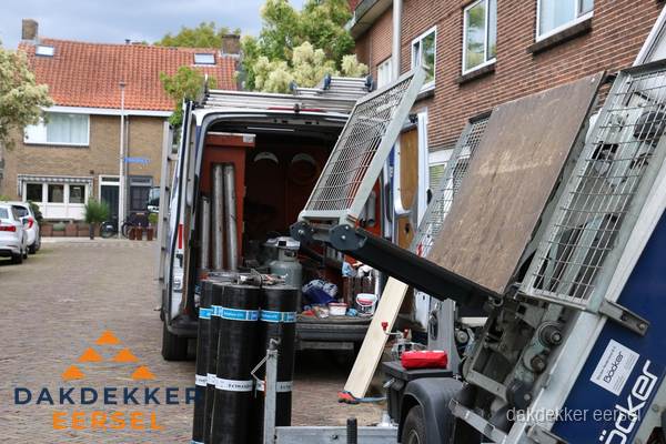 Dakdekkersbusje met materiaal en ladderlift voor dakpannen vervangen in Eersel