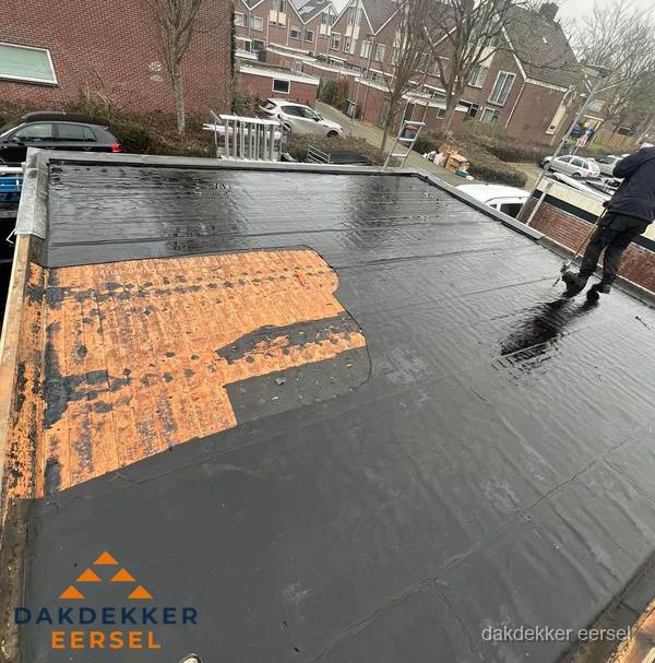 Dakdekker brengt EPDM dakbedekking aan op plat dak in Eersel