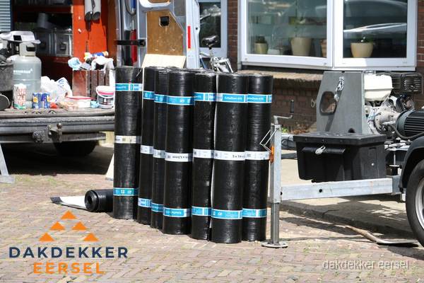 Rollen bitumen dakbedekking klaar voor daklekkage reparatie in Eersel