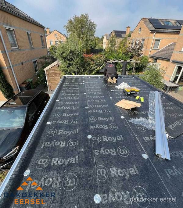 Dakdekker aan het werk op plat dak renovatie in Eersel