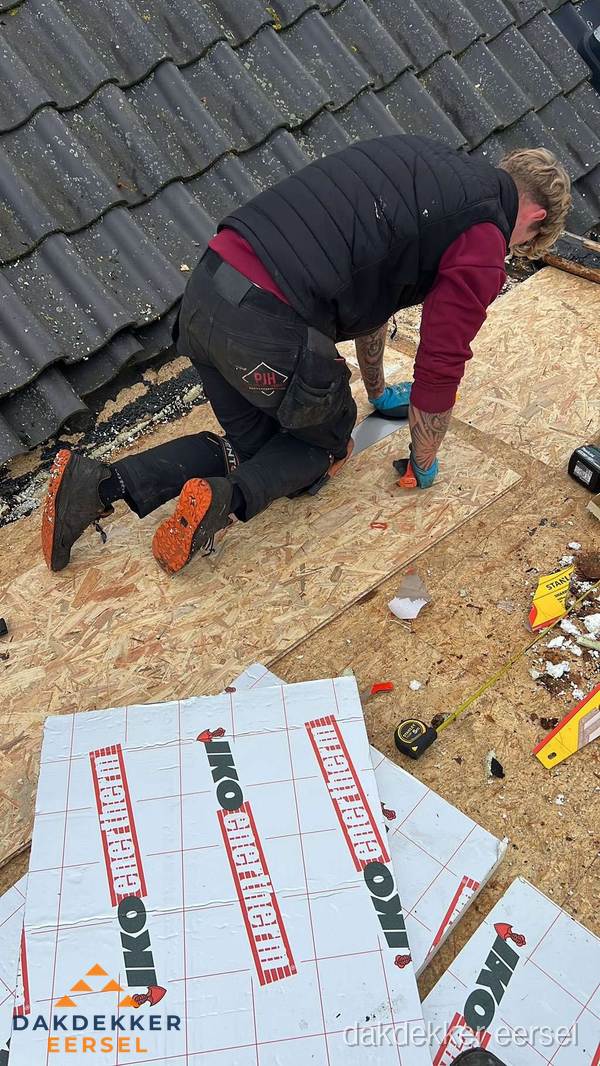 Dakdekker plaatst PIR-isolatieplaten op plat dak in Eersel