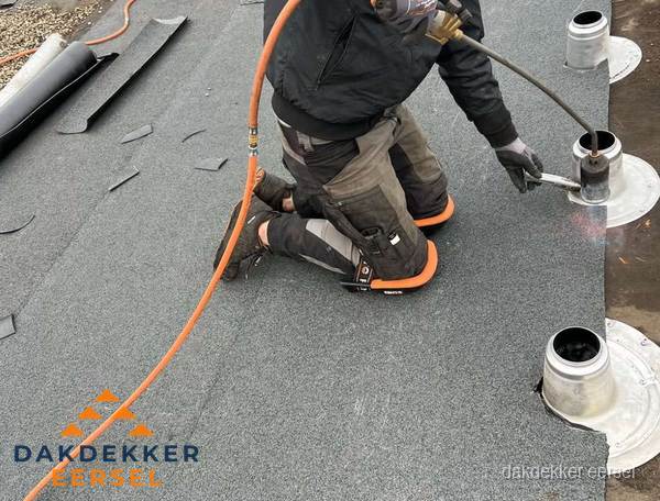 Dakdekker repareert bitumen dakleer bij dakdoorvoer in Eersel