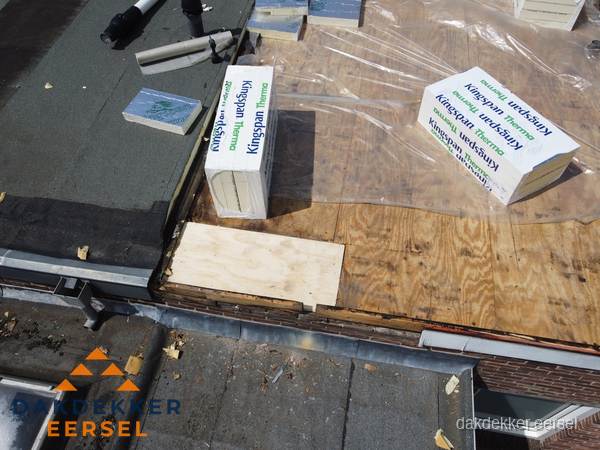 Plat dak isolatie met Kingspan isolatieplaten tijdens renovatie in Eersel