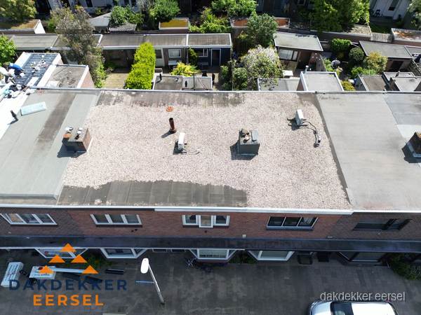 Plat dak met grindballast en dakdoorvoeren in Eersel