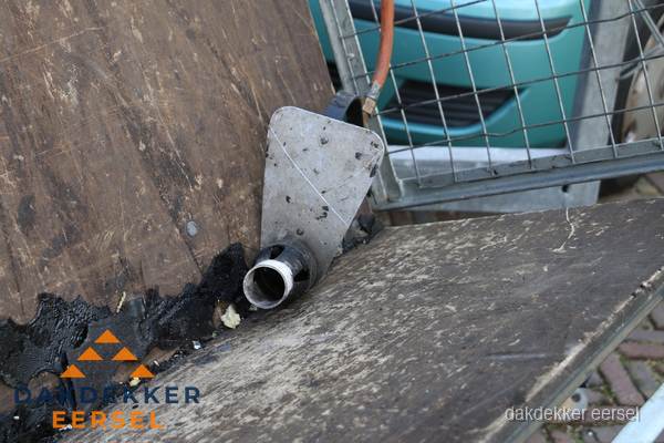 Dakdekkers gasbrander voor bitumen werkzaamheden in Eersel