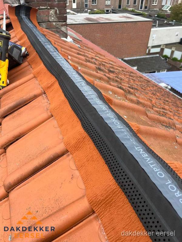 Nokventilatie installeren op hellend pannendak in Eersel