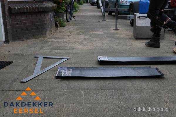 Dakbedekkingsmateriaal en zinkwerk klaargelegd voor reparatie in Eersel
