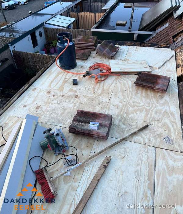 Dakreparatie werkzaamheden op plat dak met gereedschap in Eersel