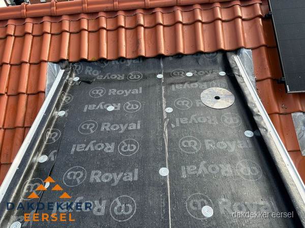 Nieuw dak met dakpannen en Royal onderlaag bij woning in Eersel