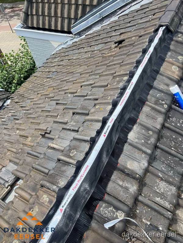 Nokvorst renovatie met Koramic nokrol op schuin pannendak in Eersel