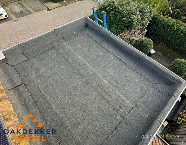 Gerenoveerd plat dak met nieuwe bitumen dakbedekking in Eersel