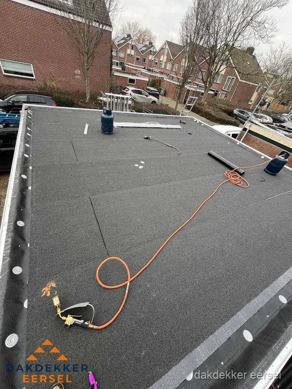 Afgewerkte dakrenovatie met bitumen op plat dak in Eersel