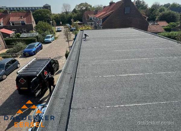 Nieuw bitumen plat dak met uitzicht over woonwijk in Eersel
