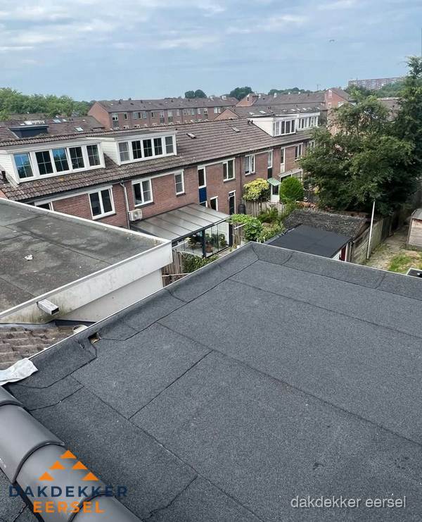 Vernieuwd plat dak met bitumen in woonwijk in Eersel