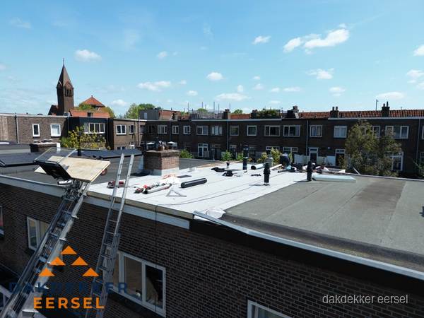 Dakdekkers aan het werk op plat dak in Eersel
