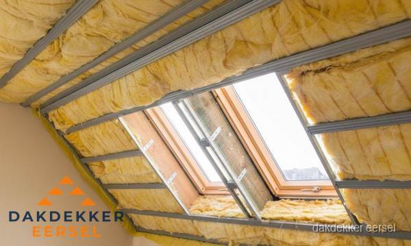Schuin dak isoleren met glaswol bij dakraam in Eersel