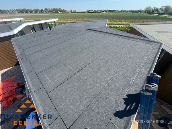 Nieuw bitumen plat dak met uitzicht over landschap in Eersel