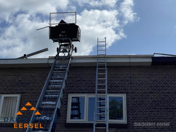 Ladderlift en ladder bij woning voor dakinspectie in Eersel