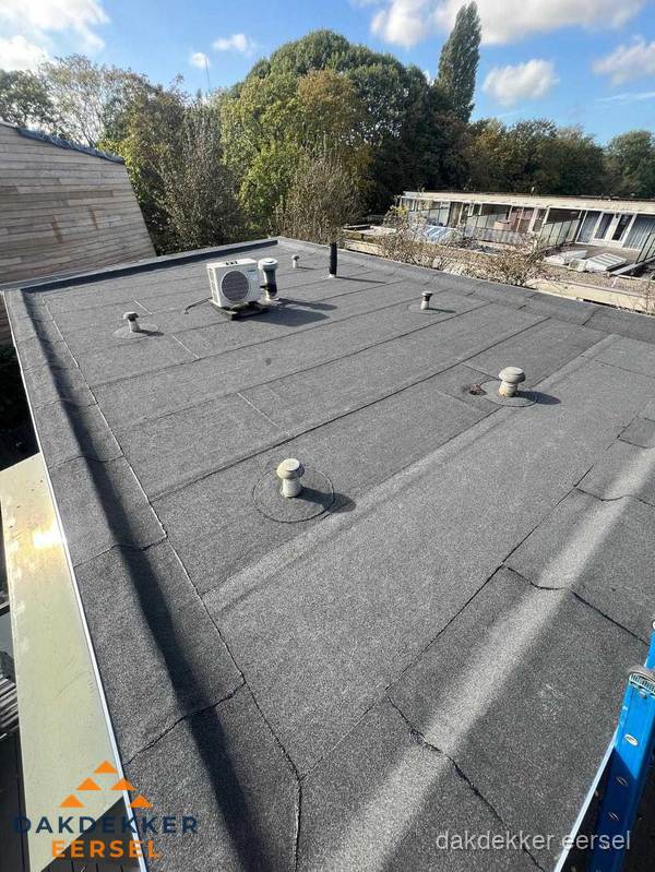 Kosten dakdekker: afgewerkt plat bedrijfsdak met bitumen in Eersel