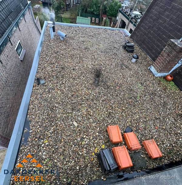Plat dak met grindballast en dakdoorvoeren in Eersel