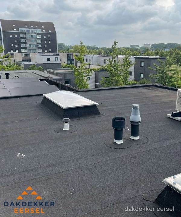 Groot plat dak met lichtkoepel en dakdoorvoeren in Eersel