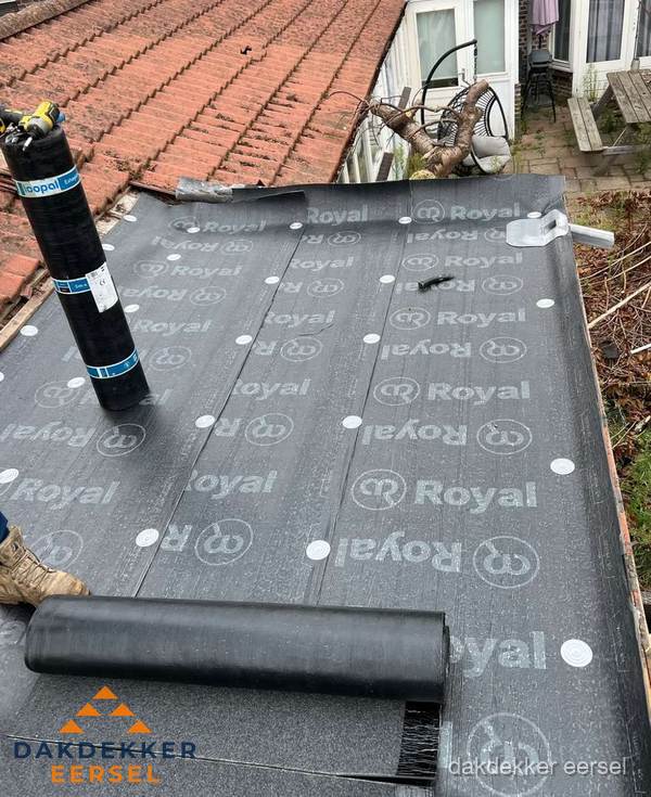 Bitumen dakbedekking leggen op plat dak aanbouw in Eersel