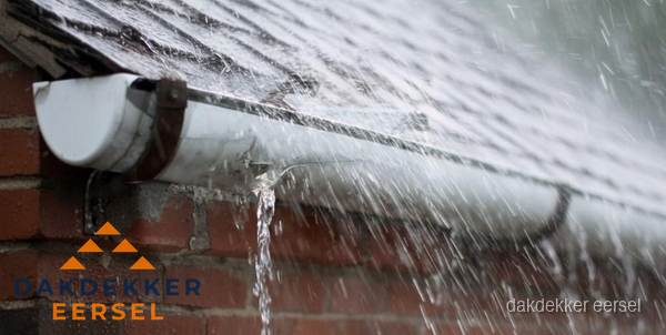 Lekkende dakgoot tijdens regenval in Eersel