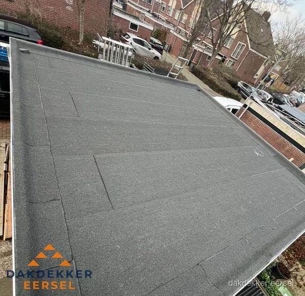 Nieuwe bitumen dakbedekking op plat dak van garage in Eersel