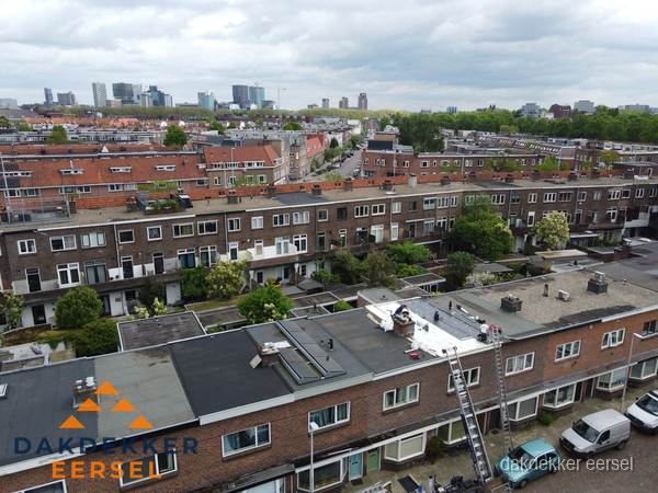 Spoed dakdekker aan het werk op plat dak in woonwijk Eersel
