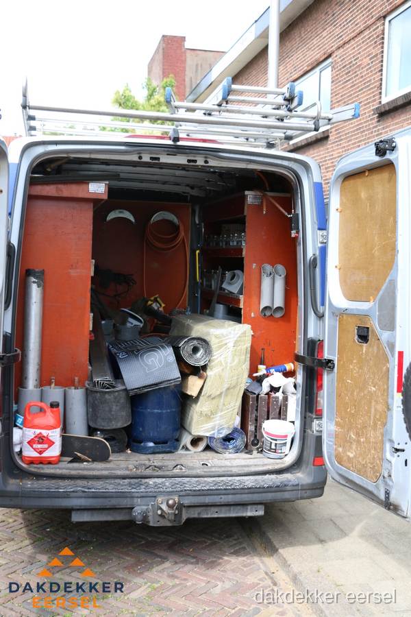 Bedrijfsbus van dakdekker met gereedschap en materialen in Eersel