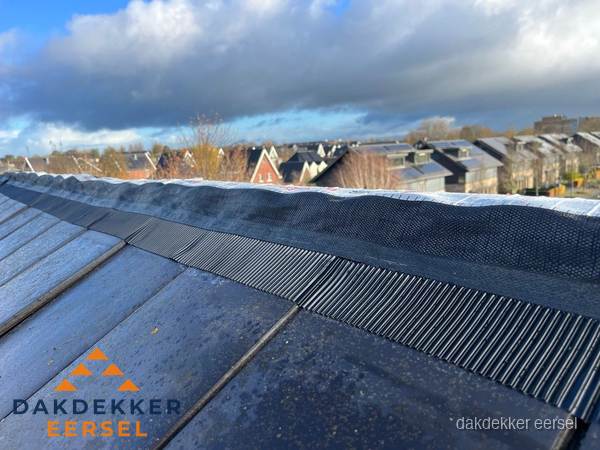 Dakisolatie bij de nok met ventilatieprofiel op schuin dak in Eersel
