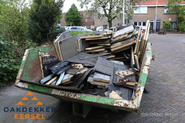 Puincontainer met oud dakmateriaal na dakrenovatie in Eersel