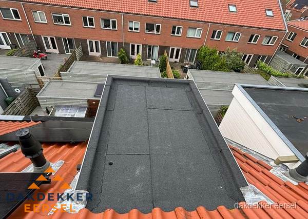 Plat dak met bitumen bedekking naast dakkapel in Eersel