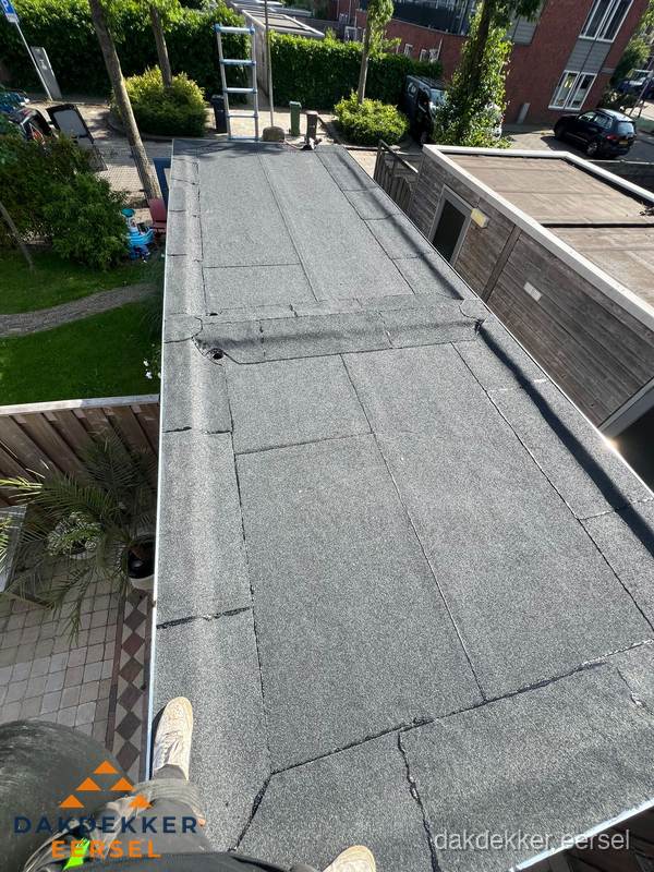 Bitumen plat dak rijtjeswoning vanuit dakdekker perspectief in Eersel