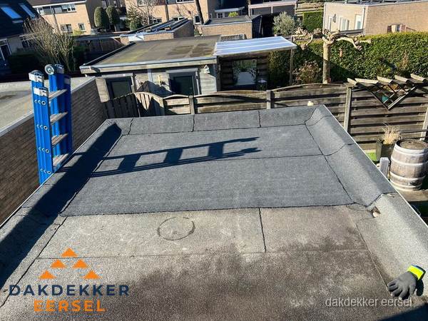 Dakdekker bij bitumen plat dak renovatie in Eersel