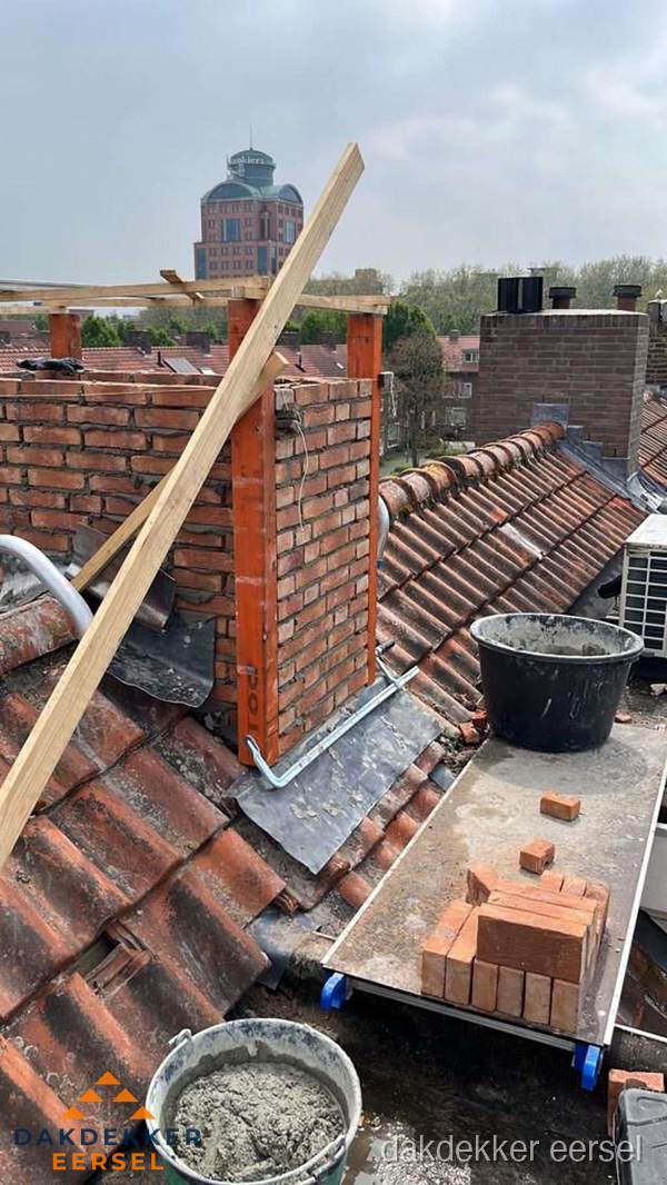 Schoorsteen renovatie met metselwerk op schuin dak in Eersel