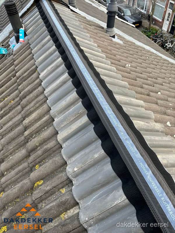 Nokvorst met Monier ventilatie op schuin pannendak in Eersel