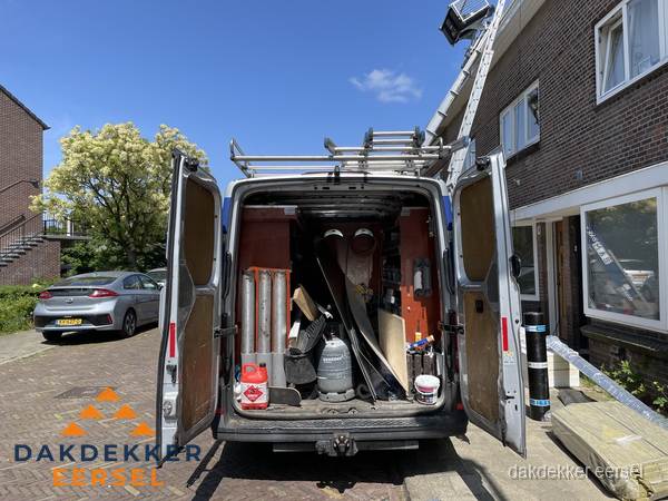 Spoed dakdekker bus met gereedschap en ladder bij woning in Eersel
