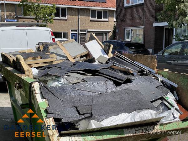 Afvalcontainer met gesloopt dakmateriaal tijdens dakkapel renovatie in Eersel