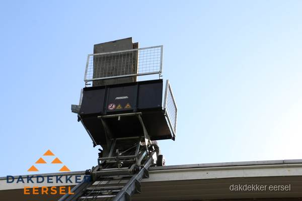 Dakdekkerslift voor materiaal transport bij dakwerkzaamheden in Eersel