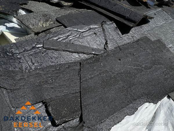 Verwijderd oud bitumen dakleer klaar voor vervanging in Eersel