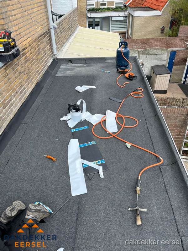 Dakdekkers bezig met bitumen dakbedekking in Eersel